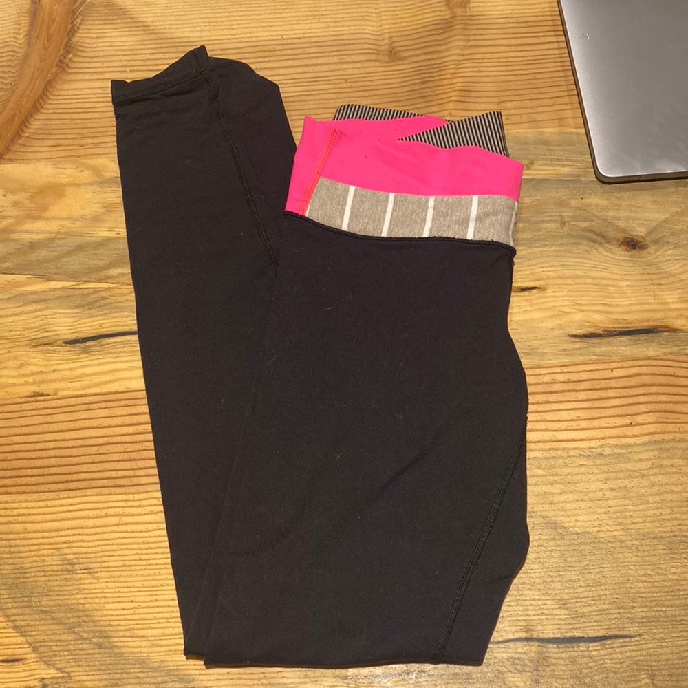 LULULEMON SIZE 6 LOW RISE LEGGINGS